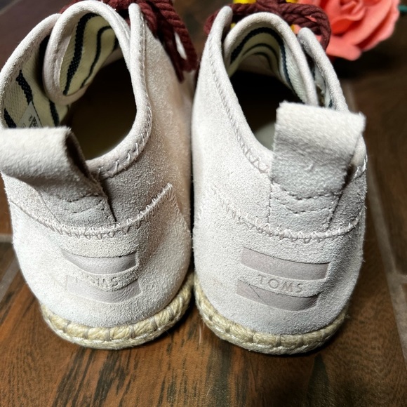 Toms Suede Pink floral embroidery mid top Moccasins shoes - Picture 3 of 6